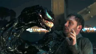 První reakce na Venoma? Nechtěná komedie a Tom Hardy hrající si na Johnnyho Deppa