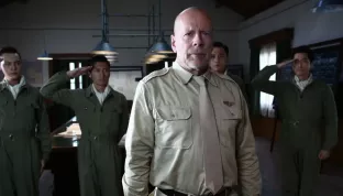 Nový válečný velkofilm Bruce Willise má pořádný průšvih na krku a zrušenou premiéru