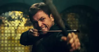 Taron Egerton v novém videu ukazuje, že on JE Robin Hood!