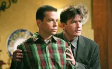 Chtěli ho zabít a mysleli si, že je gay. Jon Cryer z Dva a půl chlapa slaví 60