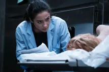 Shay Mitchell - Ve spárech ďábla (2018), Obrázek #6