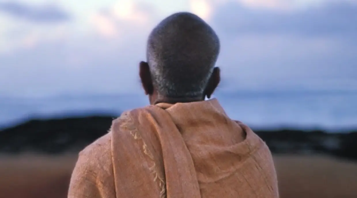 Kinotip: Příběh 70letého indického muže, který se bez peněz vydal na "západ" a položil základy hnutí Hare Krišna