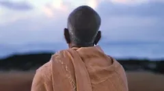 Kinotip: Příběh 70letého indického muže, který se bez peněz vydal na "západ" a položil základy hnutí Hare Krišna