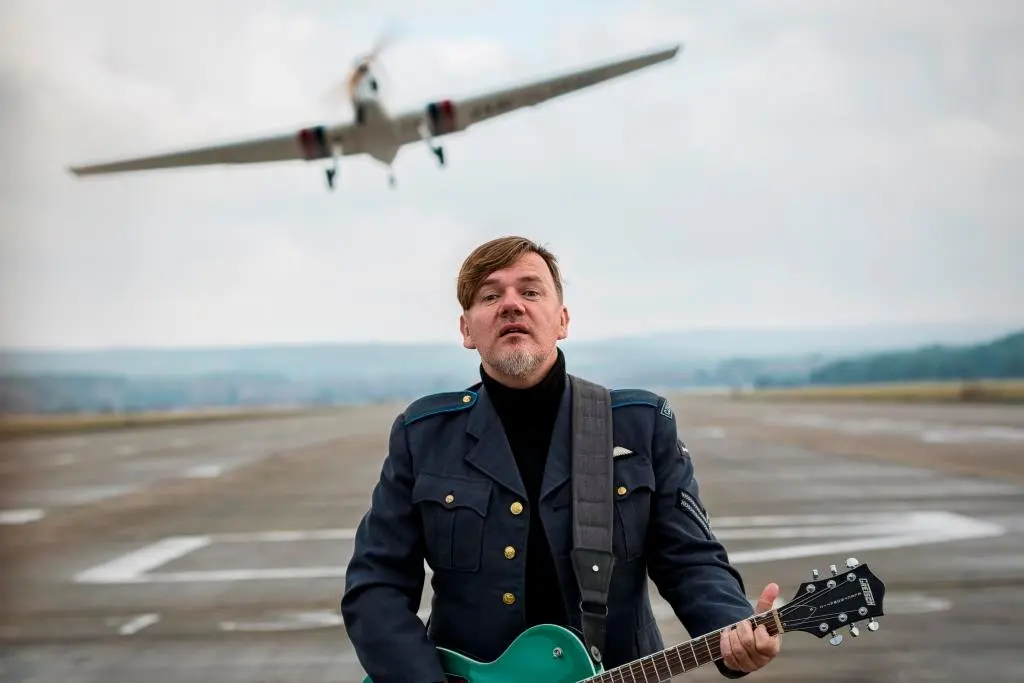 Videoklip: Michal Hrůza v uniformě letce RAF zpívá k filmu Narušitel