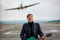 Videoklip: Michal Hrůza v uniformě letce RAF zpívá k filmu Narušitel