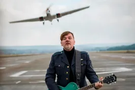 Videoklip: Michal Hrůza v uniformě letce RAF zpívá k filmu Narušitel