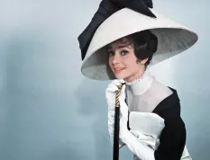 Audrey Hepburn oslní svou křehkostí v novém životopisném seriálu