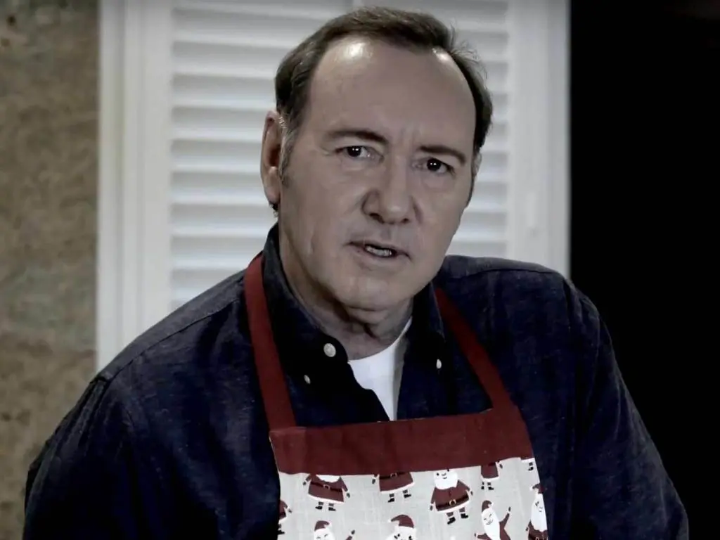 Kevin Spacey je zpátky! V novém videu se vyjadřuje k sexuálním obviněním a láká na návrat Franka Underwooda