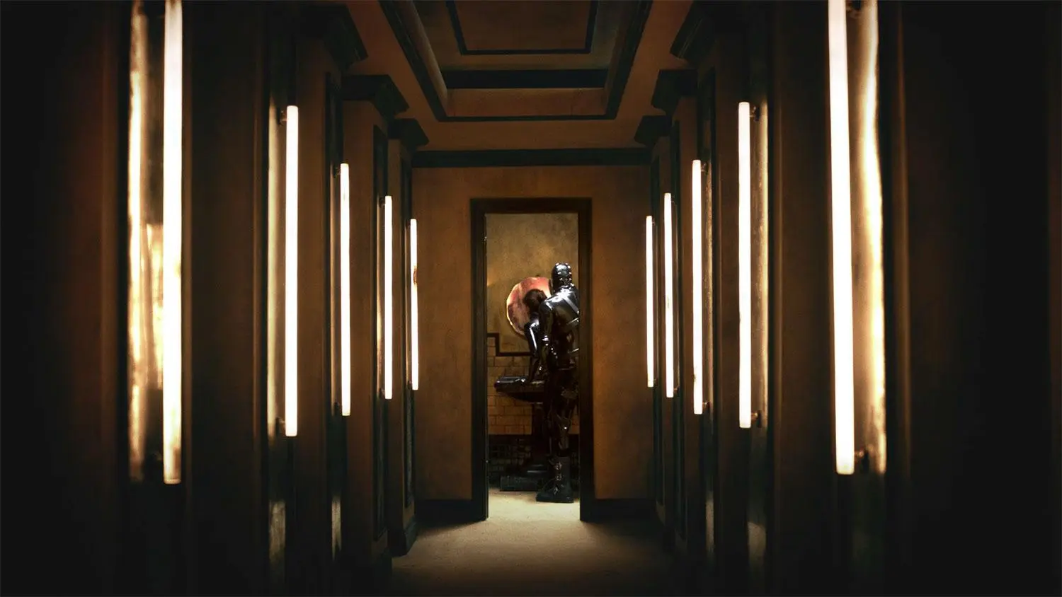 Trailer: Chtěl spáchat vraždu v hotelu a místo toho zažije nejdivnější noc svého života!