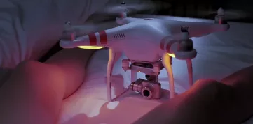 Trailer: Zapomeňte na Terminátora. Přichází vraždící dron, který chce s námi mít sex