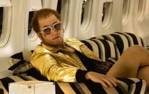 Rocketman: Taron Egerton je na nových fotkách dokonalý Elton John