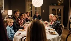 Recenze: Svátky klidu a míru - u tohohle rodinného stolu pohoda na Vánoce vážně nehrozí