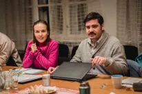 Přední čeští herci na bytové schůzi aneb Obraz lidských naschválů, frustrací, xenofobie i spasitelství