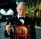 John Malkovich v roli "prasáka" Harveyho Weinsteina