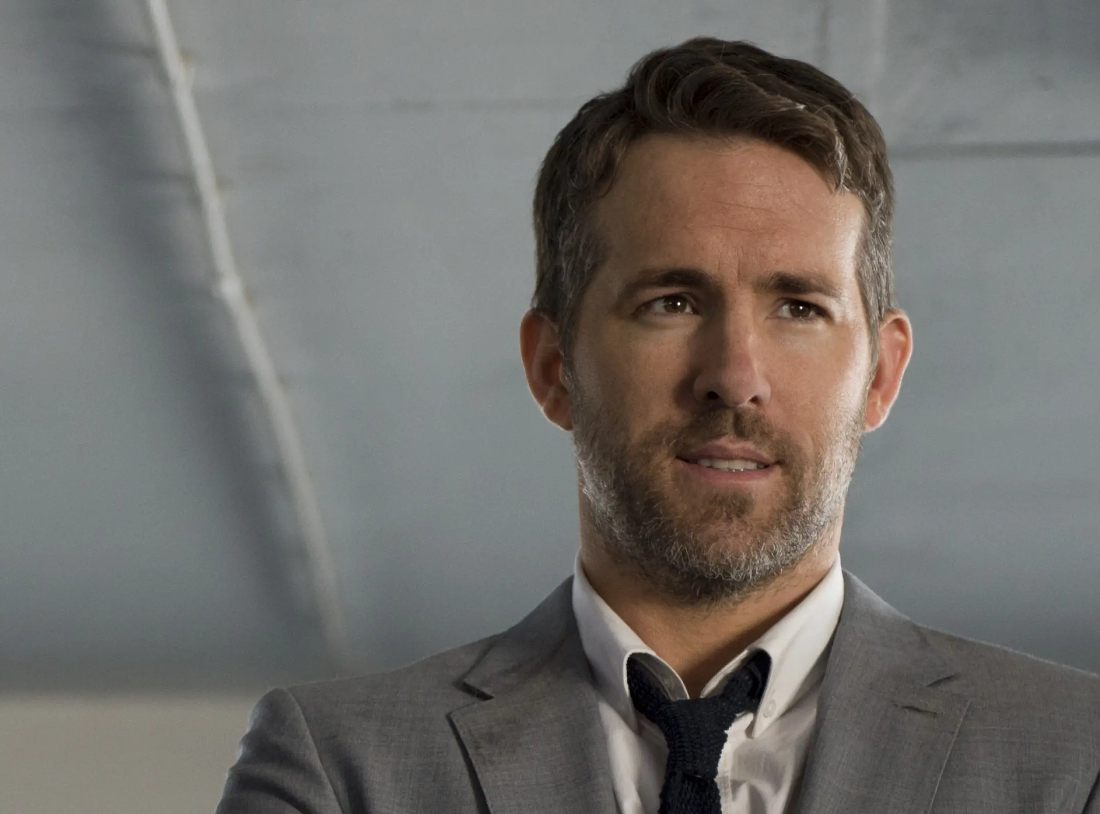 Ryan Reynolds se bude muset prostřílet z vlastní svatby