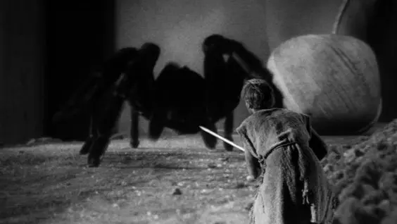 prehlizene-pecky-skvely-zmensujici-se-muz-vrchol-zlate-padesatkove-sci-fi