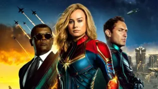 Recenze: Captain Marvel - hezká ženská, která umí stát jako na plakátu s lasery v rukou?