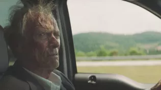 Recenze: Pašerák - 88letý bývalý sex symbol Clint Eastwood zrežíroval svůj téměř čtyřicátý film a hraje v něm (opět) hlavní roli
