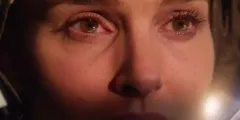 Trailer: Natalii Portman po návratu z kosmu trochu hrabe