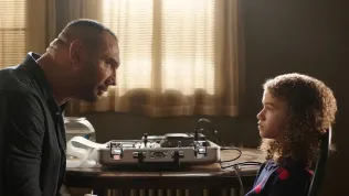 Trailer: Tajný agent Dave Bautista komediální chůvou proti své vůli