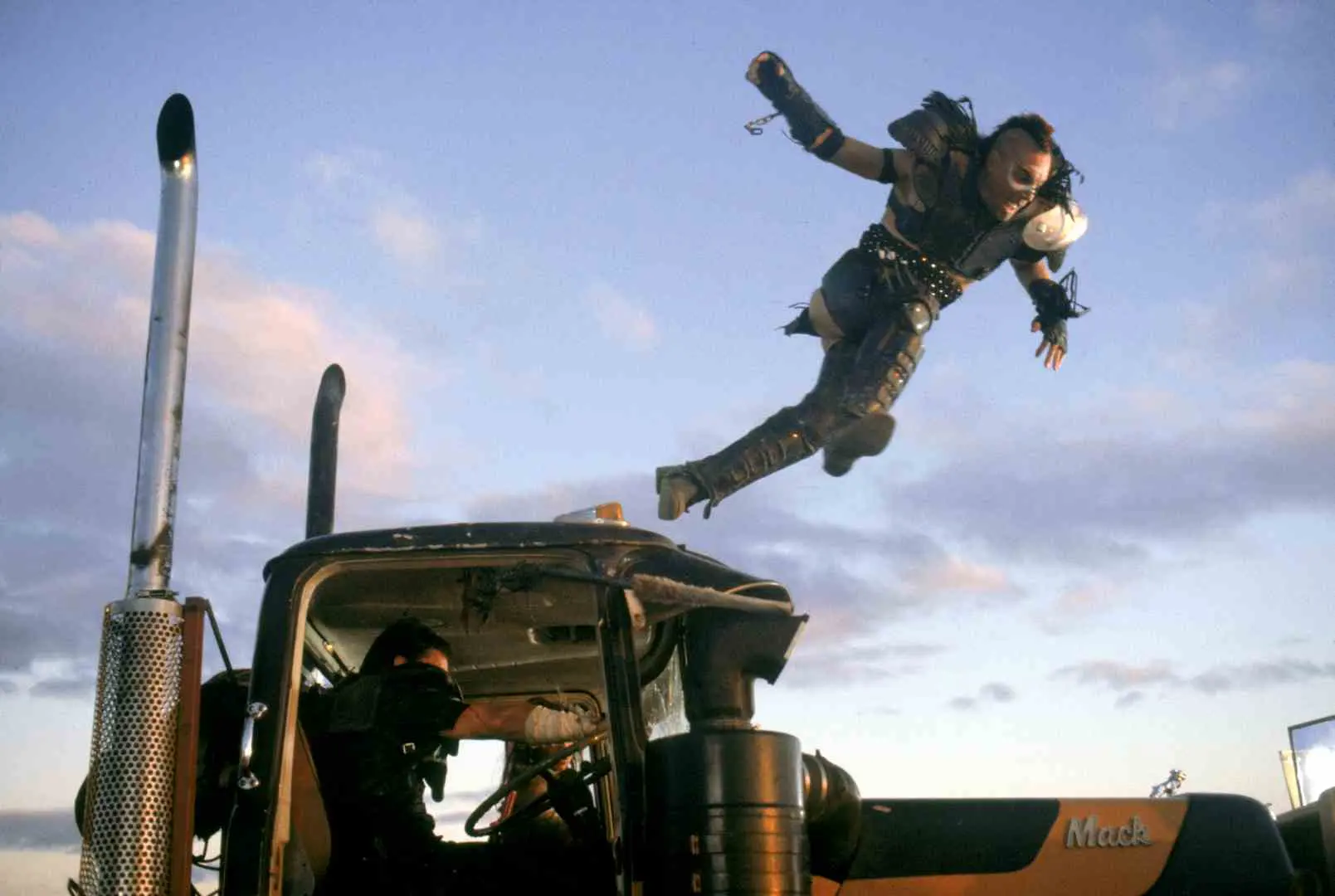 Šílený Max 2 - Bojovník silnic (1981)