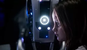 Trailer: Laskavý robot, zničený svět a jeden nečekaný návštěvník