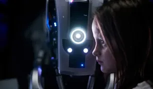 Trailer: Laskavý robot, zničený svět a jeden nečekaný návštěvník