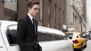 Ne, Robert Pattinson zatím není nový Batman. Ale má k tomu hodně blízko
