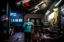 Posprejovaná Petřínská rozhledna a "sexy" drony ve filmu. Mádl a Hádek si otevřeli zajímavou firmu