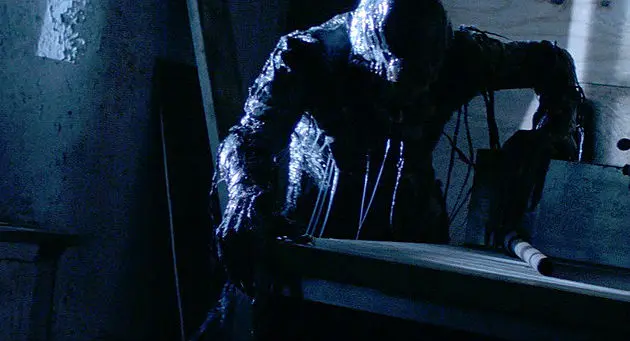 Trailer: Klasik z Vetřelců bojuje s krvežíznivým monstrem v potápějícím se vlaku