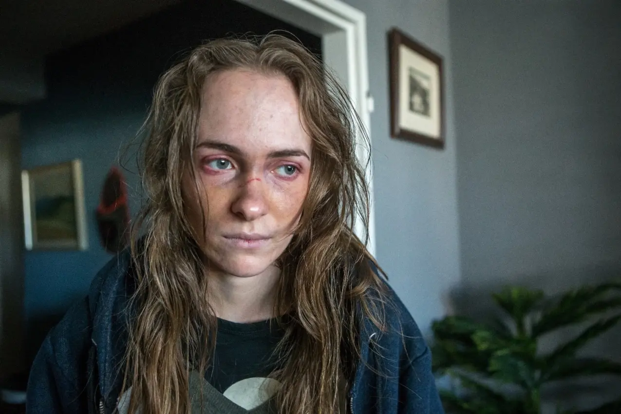 Dívka se po několika letech v zajetí vrací zpátky do „normálního“ života. Stockholmský syndrom v nové minisérii