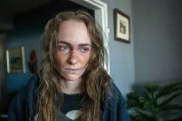 Dívka se po několika letech v zajetí vrací zpátky do „normálního“ života. Stockholmský syndrom v nové minisérii