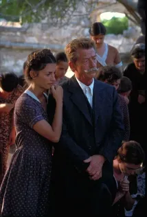 John Hurt - Mandolína kapitána Corelliho (2001), Obrázek #1