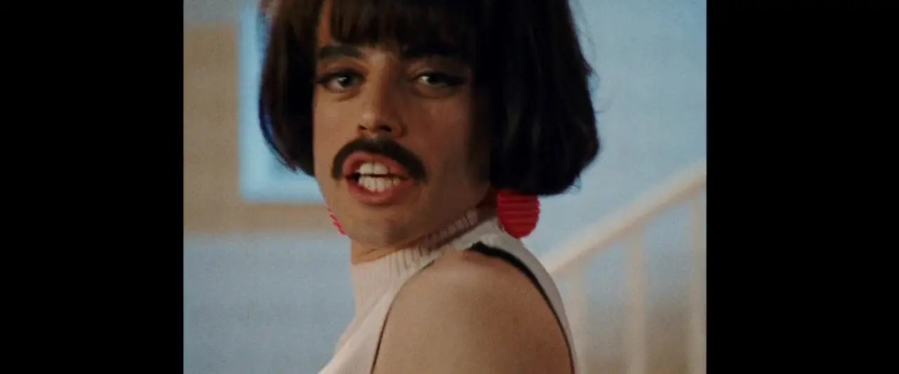 nejsilenejsi-lgbt-cenzury-v-cine-by-si-mercury-nezazpival-9