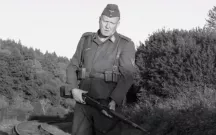 Trailer: Černobílý obraz, jen pár slov a chlapec skrývající se za 2. světové války na krutém venkově
