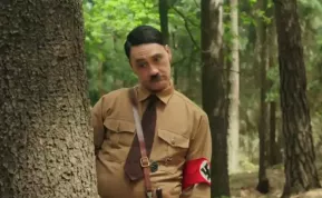 Trailer: Režisér bláznivého Thora 3 natočil v Česku komedii o nacistech