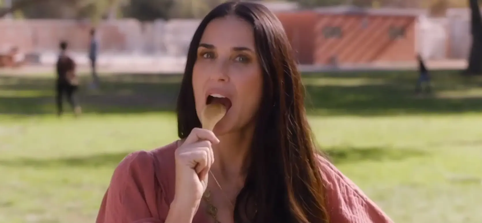 Trailer: Demi Moore si užívá divoký teambuilding v kanibalistické komedii