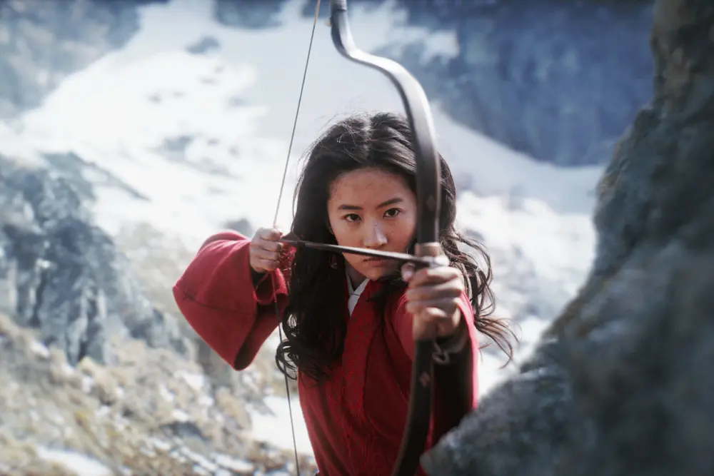Disneyho tažení za pohádkovými čínskými tržbami je v ohrožení. Proč Mulan už nyní bojkotují diváci?