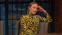 Olivia Wilde - Late Night with Seth Meyers (2014), Obrázek #1