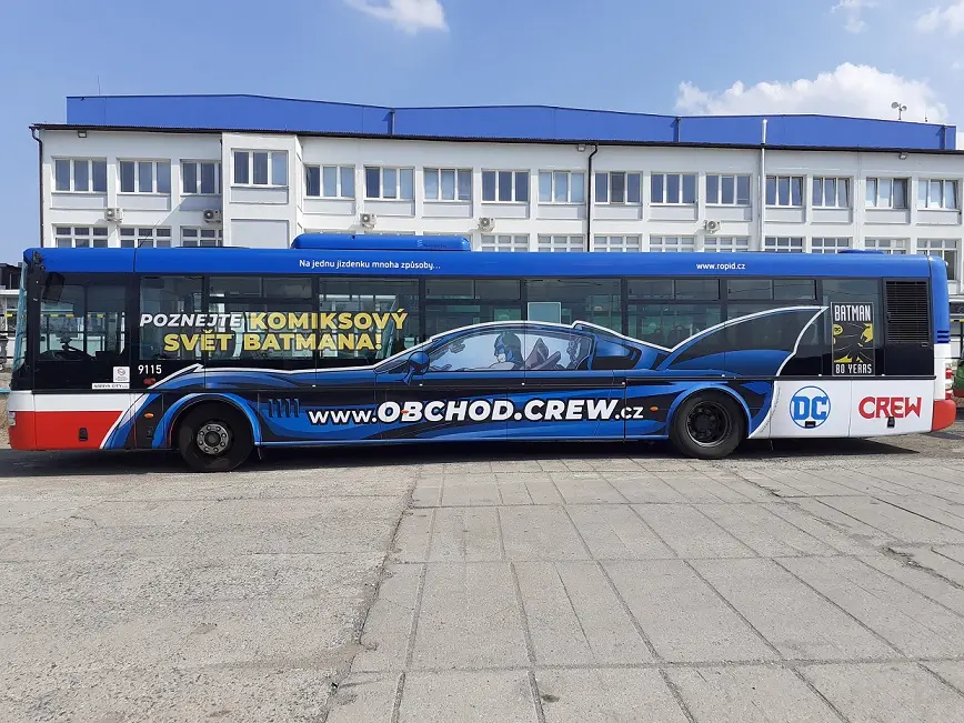 batman-slavi-osmdesatku-a-po-praze-jezdi-batbus