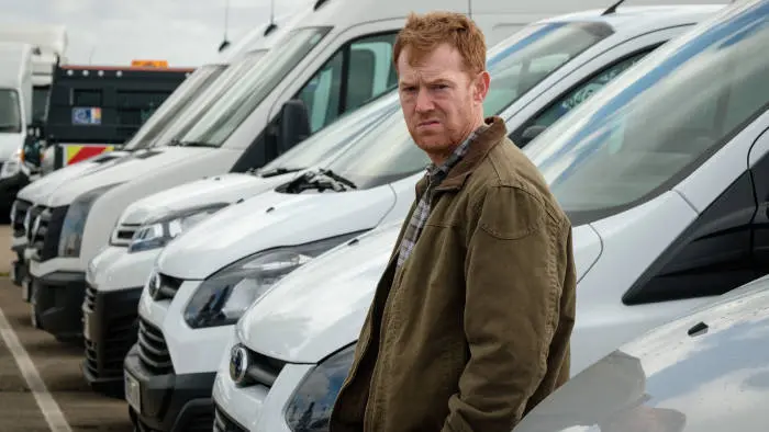 Recenze: Pardon, nezastihli jsme vás - Mistr žánru „všichni jsou v hajzlu“ znovu žaluje shnilý kapitalistický systém