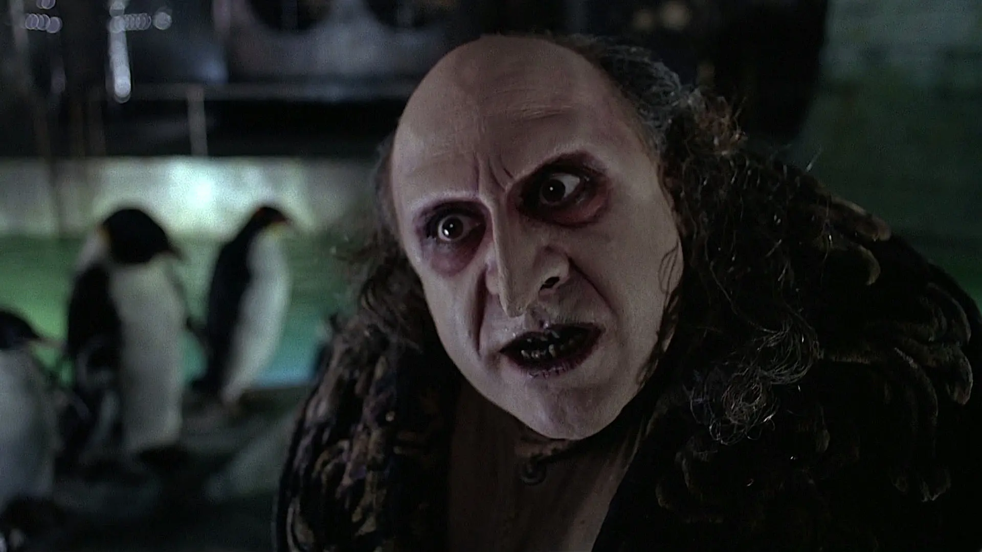 Drobný Danny DeVito je v 80 expresivní veličinou svého oboru. Zářil pod Burtonem i Formanem