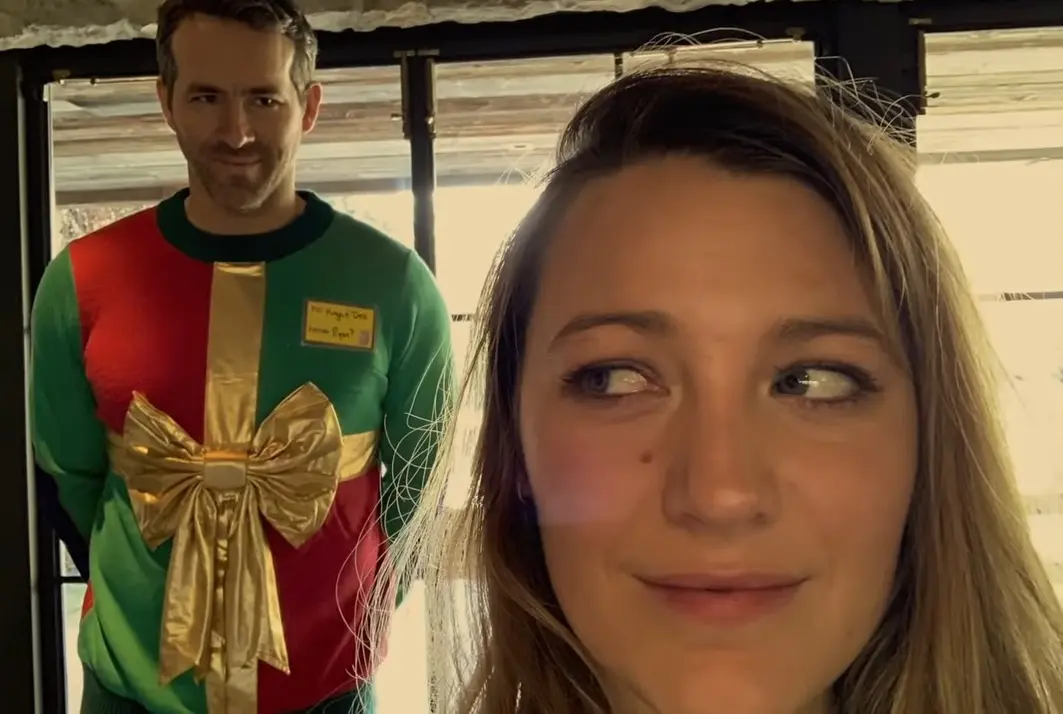 Příběh ošklivého svetru nekončí. Ryan Reynolds ho použil i letos