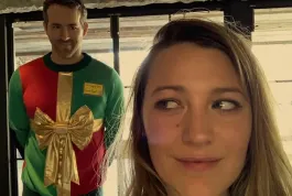 Příběh ošklivého svetru nekončí. Ryan Reynolds ho použil i letos