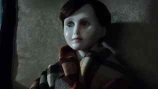 Trailer: Katie Holmes a strašidelná panenka