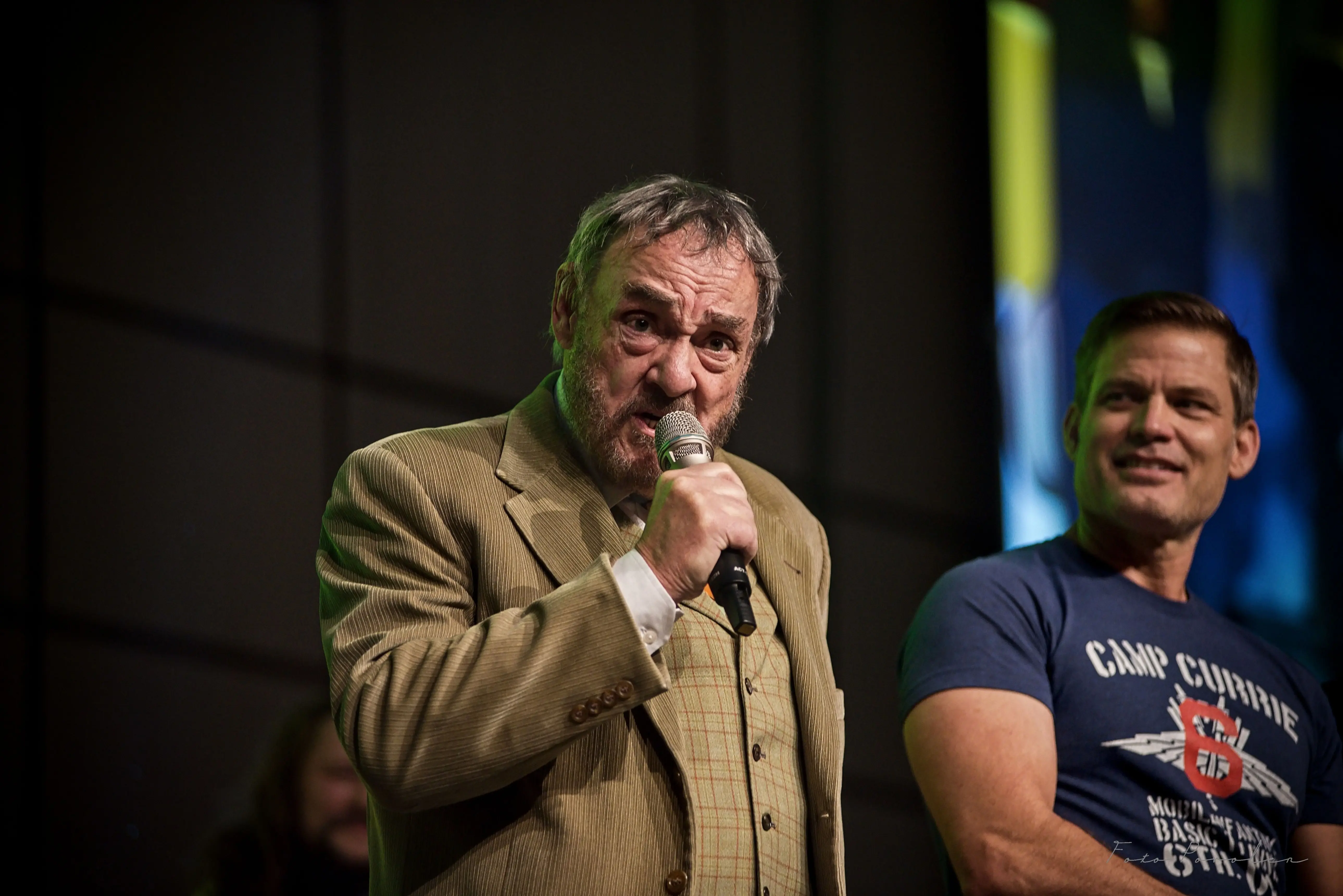 john-rhys-davies-z-agresivniho-trpaslika-elfim-kralem