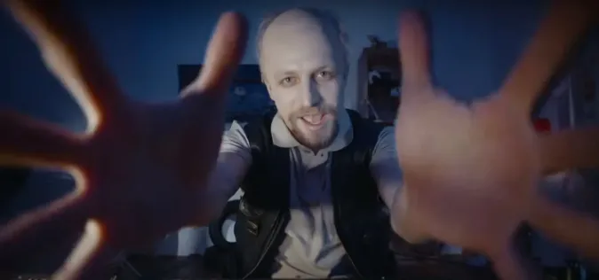 Úlisný Tomáš Klus v novém videoklipu. Kope za sexuálně zneužívané, nebo za predátory?