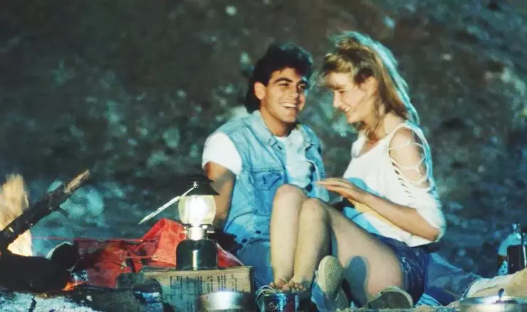 Osmdesátkový horor s Clooneym a Sheenem se po téměř 40 letech konečně dočká premiéry!