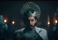 Trailer: Z Milionáře z chatrče se stal legendární středověký rytíř