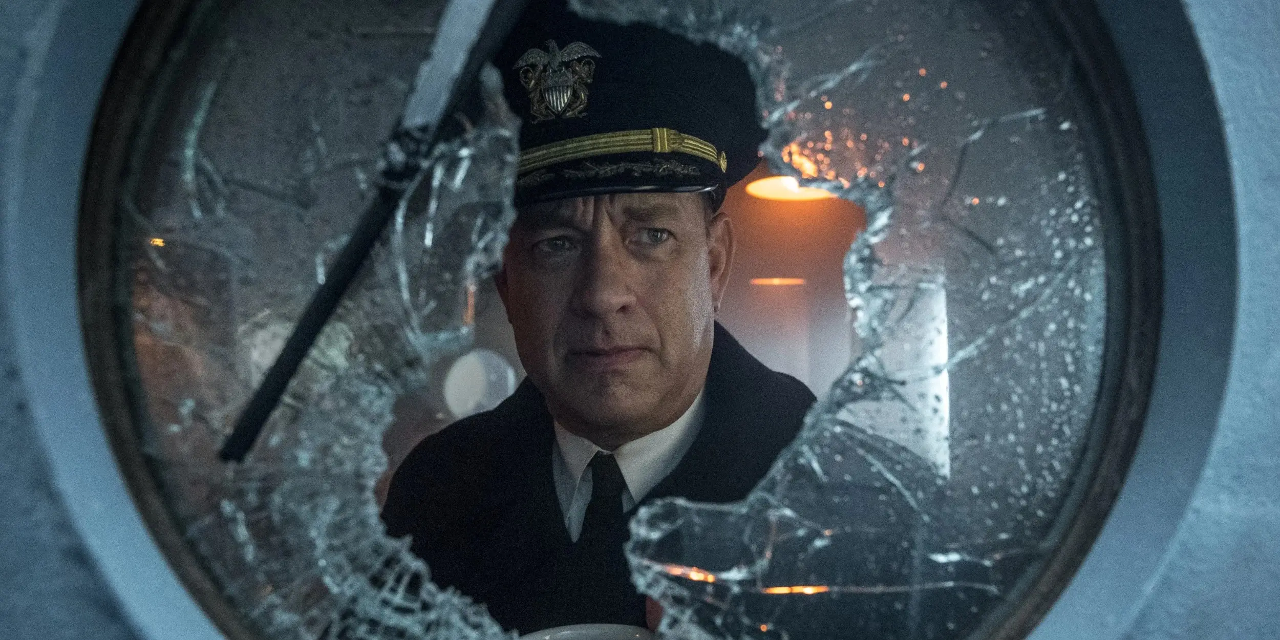 Trailer: Tom Hanks vzdoruje nacistickým ponorkám ve filmu podle vlastního scénáře